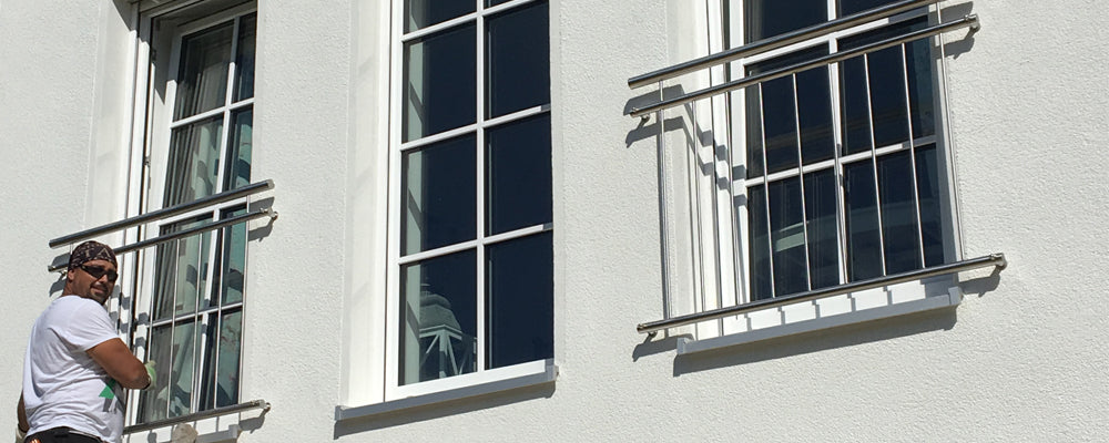 Montage inkl. Befestigungsset von einem französischen Balkon